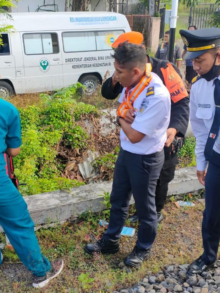 masinis dan asisten ka jurusan cepu surabaya tertabrak dua truk di lamongan