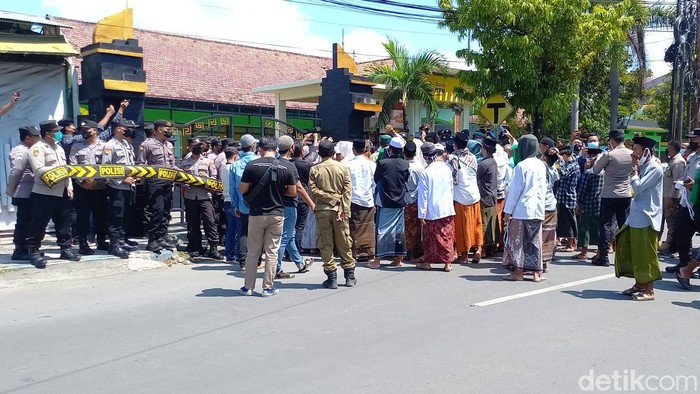 massa datangi kemenag sampang