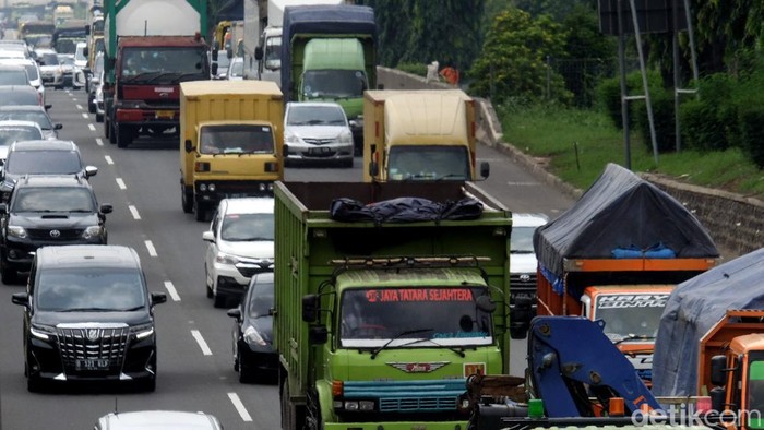 Truk obesitas jadi sorotan pemerintah karena sebabkan negara rugi hingga Rp 43 triliun per tahun. Pemerintah pun canangkan zero ODOL atau truk obesitas di 2023.