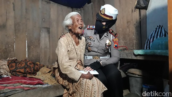 Mbah Yatimah, menerima bantuan dari donatur.