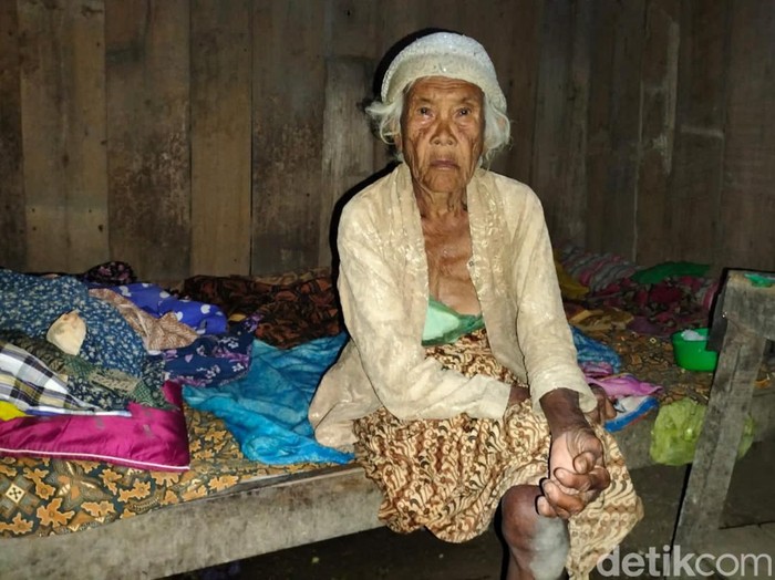 Mbah Yatimah di dalam kamar rumahnya.