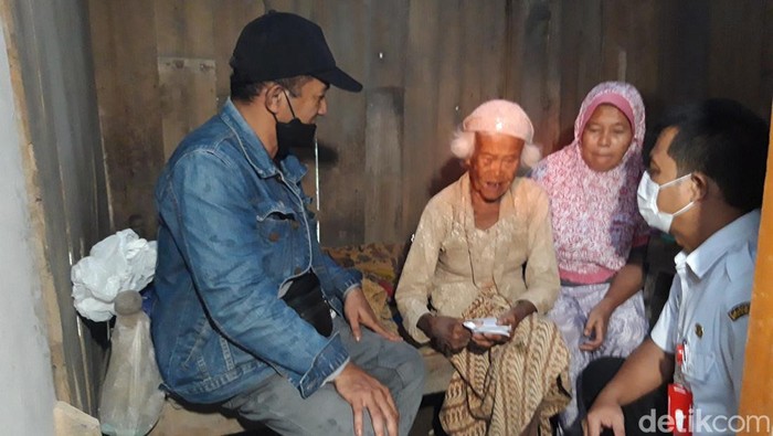 Mbah Yatimah, menerima bantuan dari donatur.