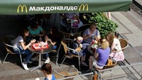 Beberapa hari terakhir, McDonalds dihujani kritik karena tak ambil sikap atas serangan Rusia ke Ukraina. Kini McDonalds akan menutup sekitar 850 gerainya di Rusia. Cabang di Rusia dan Ukraina menyumbang 2% dari penjualan di seluruh jaringan McDonalds, sekitar 9% dari pendapatannya dan 3% dari pendapatan operasionalnya. Maxim Zmeyev/Reuters