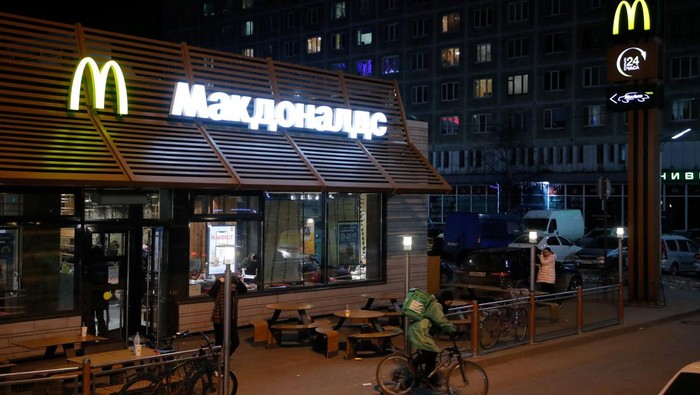 A view shows a McDonalds restaurant in Saint Petersburg, Russia March 8, 2022. REUTERS/Anton Vaganov