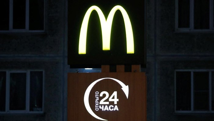 McDonald's Tutup Ratusan Gerai di Rusia A view shows a board with the logo of McDonald's at the company's restaurant in Saint Petersburg, Russia March 8, 2022. REUTERS/Anton Vaganov