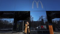 McDonalds juga telah lama memainkan peran simbolis di Rusia. Restoran cepat saji ini membuka gerai pertamanya di Uni Soviet 32 tahun lalu, beberapa bulan sebelum negara itu runtuh. McDonalds telah menjadi bagian penting dari 850 komunitas di Rusia. Evgenia Novozhenina/Reuters 