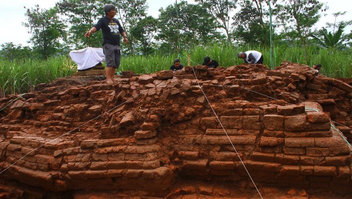 Arkeolog dari Balai Pelestarian Cagar Budaya (BPCB) Trowulan membersihkan artefak kuno berupa arca kepala angsa yang ditemukan saat ekskavasi tahap ketiga di candi Srigading, Lawang, Malang, Jawa Timur, Rabu (9/3/2022). Dari temuan puluhan artefak kuno berupa bokor berpenutup emas, teko tembaga, alat pertanian logam, arca dan periuk tembaga tersebut makin memperkuat dugaan bahwa situs Srigading adalah bangunan suci yang dibangun pada era kerajaan Mataram Kuno di abad 10 Masehi. ANTARA FOTO/Ari Bowo Sucipto/aww.