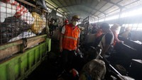 Tampak Bupati Banyumas Achmad Husein meninjau di Tempat Pengolahan Sampah Terpadu (TPST) Patikraja.