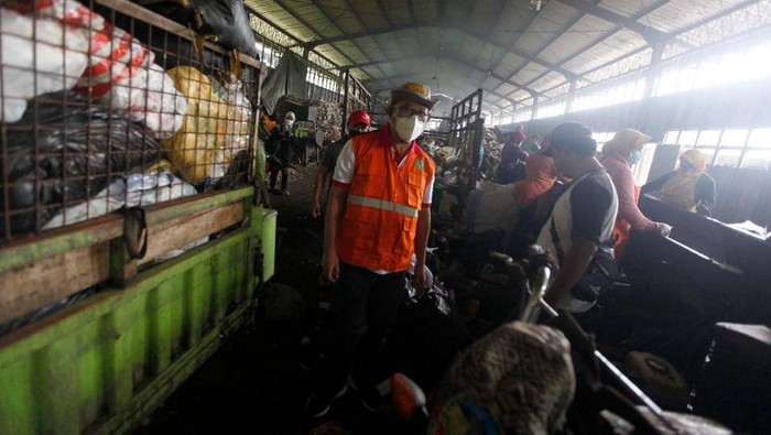 Melihat Tempat Pengolahan Sampah Terpadu di Banyumas Tempat Pengolahan Sampah Terpadu (TPST) Patikraja, Banyumas, Jateng, punya kapasitas 9 ton sampah/hari. TPST ini mengoperasikan mesin Pirolisis untuk mengolah residu.