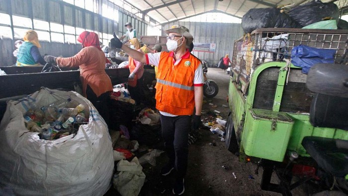 Melihat Tempat Pengolahan Sampah Terpadu di Banyumas Tempat Pengolahan Sampah Terpadu (TPST) Patikraja, Banyumas, Jateng, punya kapasitas 9 ton sampah/hari. TPST ini mengoperasikan mesin Pirolisis untuk mengolah residu.