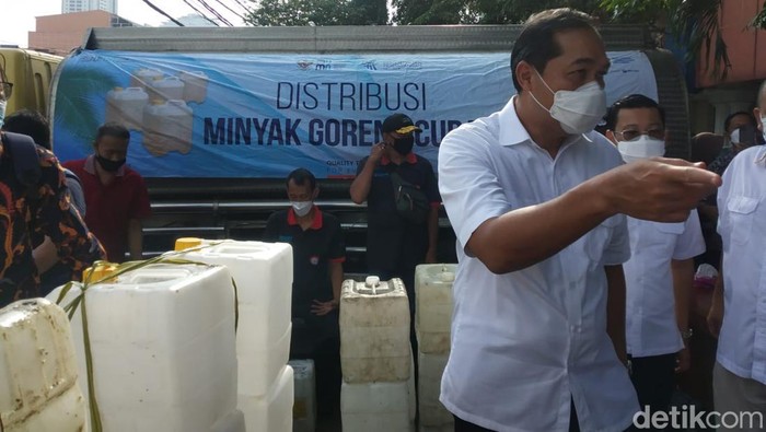 Menteri Perdagangan M Lutfi mengecek stok minyak goreng di Pasar Kebayoran Lama, Jakarta Selatan.