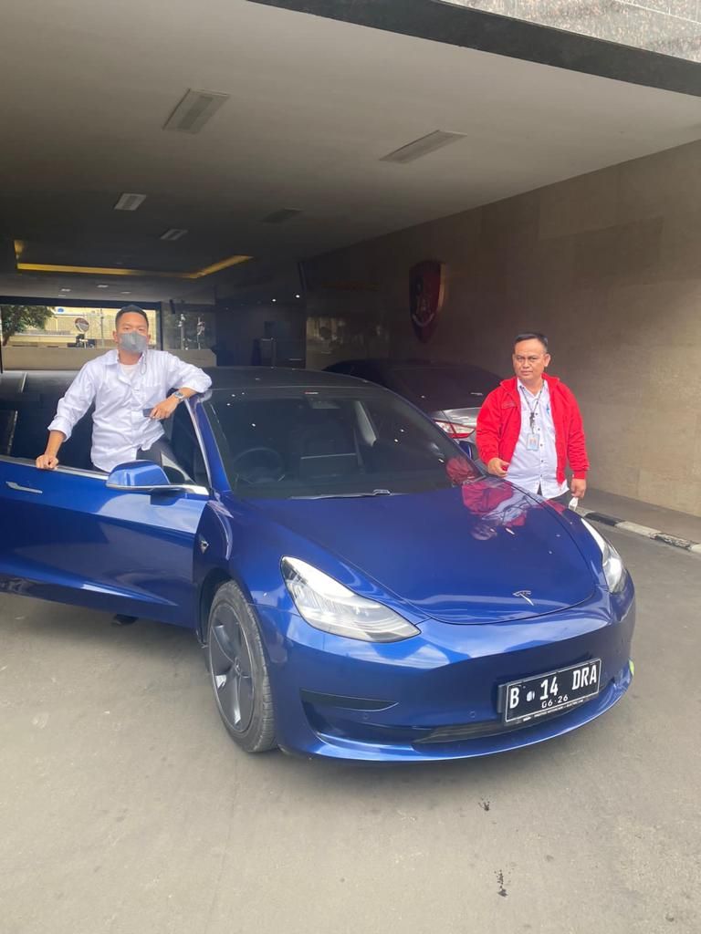 Mobil listrik mewah Tesla Model 3 milik Indra Kenz diserahkan ke Polri. Indra adalah tersangka kasus dugaan penipuan investasi binary option alias opsi biner melalui aplikasi Binomo yang dijerat pasal berlapis termasuk tindak pidana pencucian uang (TPPU).