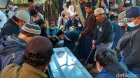 Jenazah Billy pun dimakamkan pada pukul 10.00 WIB.