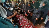 Jenazah Billy Garibaldi, salah satu korban serangan KKB di Papua dimakamkan di TPU Bojong Kaliki, Kabupaten Bandung, Rabu (9/3/2022).