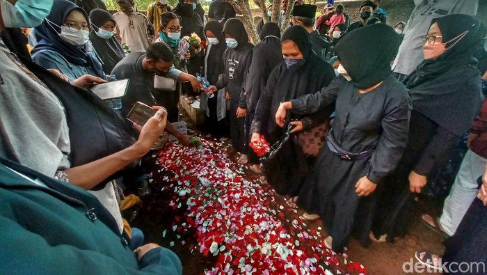 Isak tangis iringi pemakaman jenazah Billy Garibaldi, salah satu korban serangan KKB di Papua. Jenazah Billy dimakamkan di TPU Bojong Kaliki, Kabupaten Bandung.