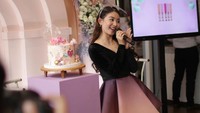 Selain menjadi aktris, Natasha Wilona juga mengeluarkan brand make upnya sendiri. Dan saat peluncuran, Natasha dihadiahi kue berwarna merah muda. Foto: Instagram @natashawilona12