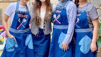 Kesibukannya di dunia hiburan juga membuat Natasha Wilona aktif di channel YouTube. Ini momennya saat kolaborasi dengan artis senior untuk konten memasak. Foto: Instagram @natashawilona12