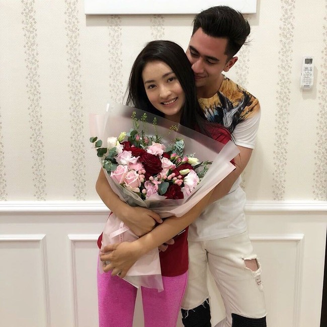 Begini romantisnya Verrel dan Wilona ketika merayakan Valentine saat keduanya masih berpacaran. Verrel tampak memberikan Wilona sebuah buket bunga. Foto: Instagram