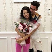 Begini romantisnya Verrel dan Wilona ketika merayakan Valentine saat keduanya masih berpacaran. Verrel tampak memberikan Wilona sebuah buket bunga. Foto: Instagram