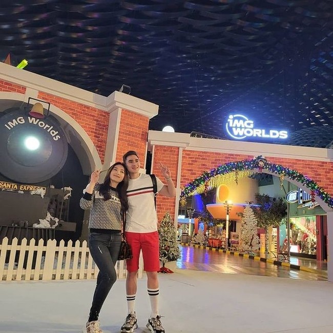 Begini penampilan keduanya saat mengunjungi IMG World of Adventure Dubai. Tak lupa untuk mengabadikan momen, Verrel dan Wilona tampak berfoto bersama. Foto: Instagram