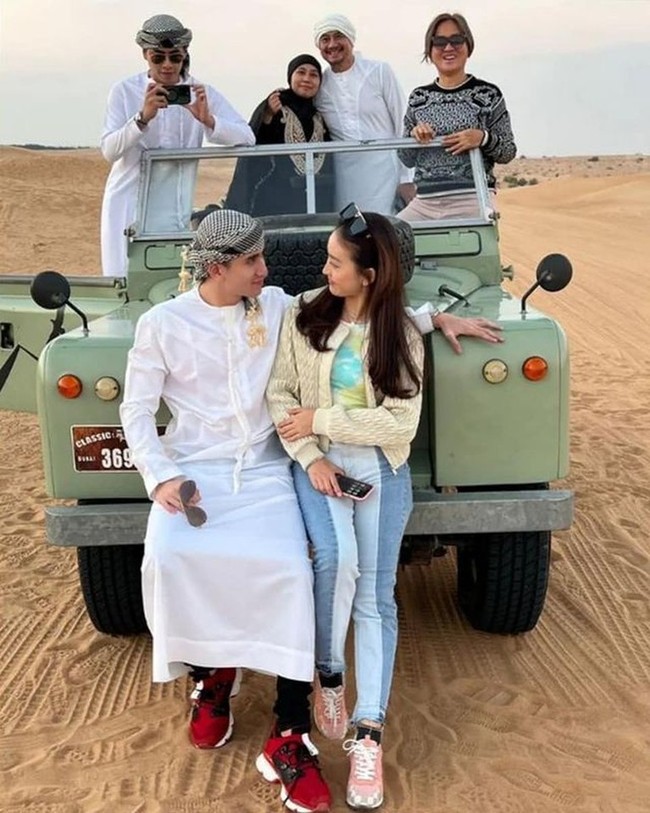 Berfoto bersama keluarga, Wilona dan Verrel terlihat mesra saling menatap satu sama lain. Kedekatan keduanya yang membuuat tak sedikit netizen menduga bahwa mereka telah balikan. Foto: Instagram