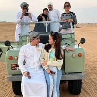 Berfoto bersama keluarga, Wilona dan Verrel terlihat mesra saling menatap satu sama lain. Kedekatan keduanya yang membuuat tak sedikit netizen menduga bahwa mereka telah balikan. Foto: Instagram