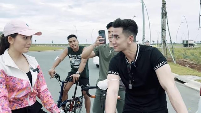 Baru-baru ini Verrel dan Wilona kembali digosipkan CLBK usai Verrel terlihat menemani Wiilona bersepeda. Saat bersepeda bersama, Verrel juga terdengar beberapa kali memberikan gombalan kepada mantan kekasihnya itu. Foto: YouTube
