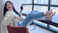 Wajahnya yang cantik selalu membuat Natasha Wilona dipuji netizen. Apalagi pada momen liburannya di Dubai. Berpose candid dengan segelas kopi. Foto: Instagram @natashawilona12