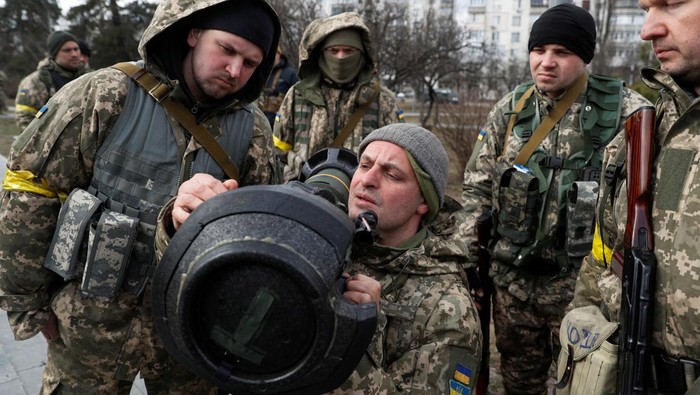 New members of the Territorial Defence Forces train to operate NLAW anti-tank launcher during military exercises amid Russia's invasion of Ukraine, in Kyiv, Ukraine March 9, 2022. REUTERS/Valentyn Ogirenko