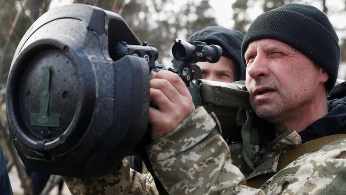 New members of the Territorial Defence Forces train to operate NLAW anti-tank launcher during military exercises amid Russia's invasion of Ukraine, in Kyiv, Ukraine March 9, 2022.  REUTERS/Valentyn Ogirenko