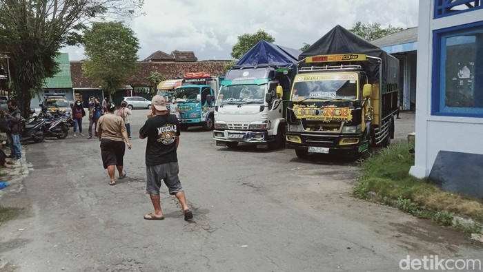 Sopir truk memarkir truk di terminal Delanggu aksi damai protes ODOL. (foto: Achmad Hussein Syauqi/detikJateng)