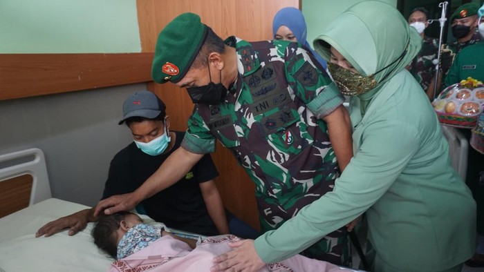 Pangdam XIV/Hasanuddin bersama Ketua Persit Kartika Chandra Kirana Pangdam Hasanuddin menjenguk Salma sebelum operasi.