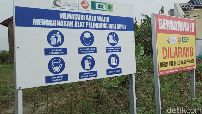 Papan rambu proyek tol Yogya-Solo di Kecamatan Polanharjo, Klaten, Rabu (9/3/2022).