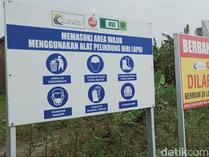 Papan rambu proyek tol Yogya-Solo di Kecamatan Polanharjo, Klaten, Rabu (9/3/2022).
