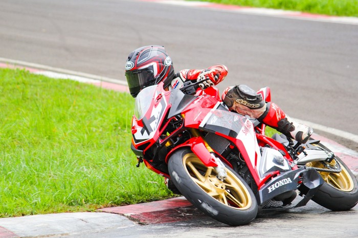Pebalap muda asal Kabupaten Gunungkidul Veda Ega Pratama (13) menorehkan prestasi dengan meraih podium ke 3 saat seri ke-2 Asia Talent Cup (ATC) di Sirkuit Losail, Qatar, Minggu (6/3/2022).
