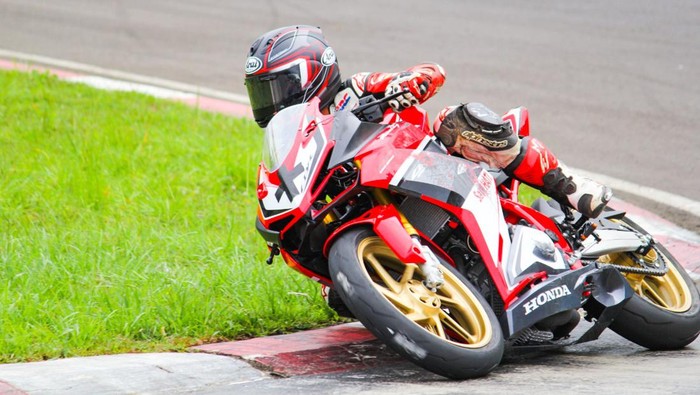 Pebalap muda asal Kabupaten Gunungkidul Veda Ega Pratama (13) menorehkan prestasi dengan meraih podium ke 3 saat seri ke-2 Asia Talent Cup (ATC) di Sirkuit Losail, Qatar, Minggu (6/3/2022).