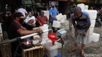 Pedagang Antre Minyak Goreng Curah di Pasar Kebayoran Lama