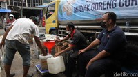 Minyak goreng curah ini dijual kepada pedagang Rp 10.500 per liternya.