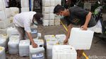 Pedagang Antre Minyak Goreng Curah di Pasar Kebayoran Lama