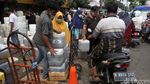 Pedagang Antre Minyak Goreng Curah di Pasar Kebayoran Lama