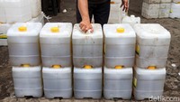 Para pedagang memperoleh maksimal 25 jerigen.