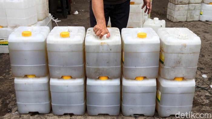 Operasi minyak goreng curah digelar di Pasar Kebayoran Lama, Jakarta Selatan. Minyak goreng curah ini dijual kepada pedagang Rp 10.500/liter.