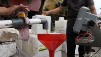 Pekerja mengisi minyak goreng curah ke dalam jeriken saat distribusi minyak goreng curah untuk pedagang eceran di Pasar Kebayoran Lama, Jakarta, Rabu (9/3/2022).
