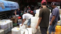 Pedagang mengantre untuk membeli minyak goreng curah murah di Pasar Kebayoran Lama, Jakarta Selatan, Rabu (9/3/2022).