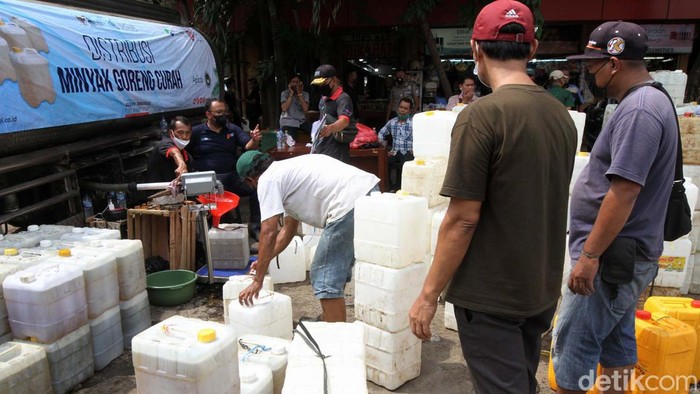 Operasi minyak goreng curah digelar di Pasar Kebayoran Lama, Jakarta Selatan. Minyak goreng curah ini dijual kepada pedagang Rp 10.500/liter.