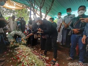Isak Tangis Iringi Pemakaman Billy Korban Penembakan KKB Papua