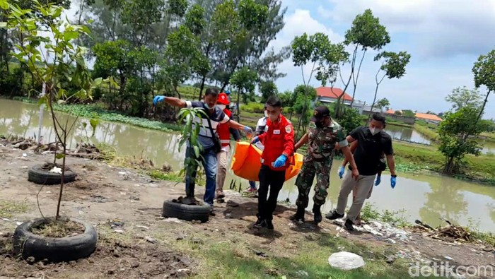Evakuasi mayat tak dikenal di Sungai Sigeleng Brebes, Rabu (9/3/2022).