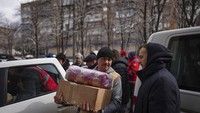 Warga menerima paket bantuan kemanusiaan di Mariupol, 8 Maret 2022.  UNHCR juga mencatat sekitar 210.239 orang telah melarikan diri dari Ukraina ke negara-negara Eropa lainnya.