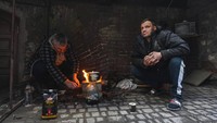 Derita pengungsi yang memasak di sudut apartemen di Mariupol, 6 Maret 2022.