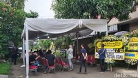 Beberapa orang juga sudah banyak berdatangan untuk menunggu kehadiran jenazah Hilman Hariwijaya. Foto: Pingkan Anggraini/ detikHOT